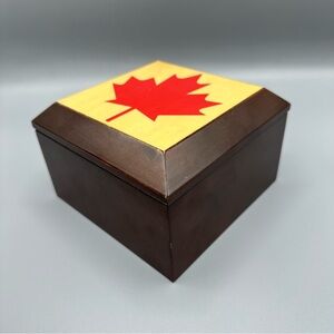 Vintage The Bombay Company Wooden Music Box 1996 Canada flag Brown
